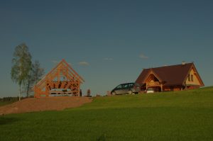 Koka karkasa māja un klēts