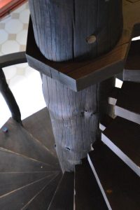 masīvkoka statnis kāpnēm