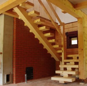 masīvkoka brusu kāpnes