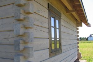 Vienkāršs guļbūves logs