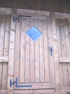 Saimniecības ēkas durvis