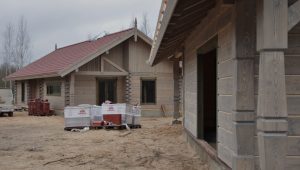 Guļbūves māja saimniecības ēka