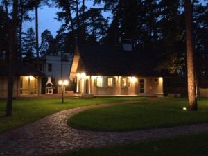 Koka mājas apgaismojums