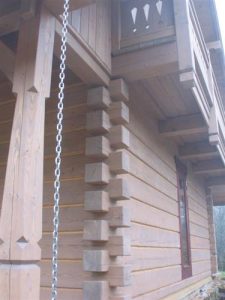 Guļbūve dekoratīvi stabi